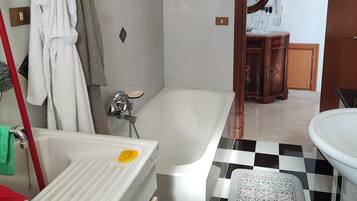 Comfort-Doppelzimmer, Gartenblick | Badezimmer | Haartrockner, Handtücher, Seife, Shampoo