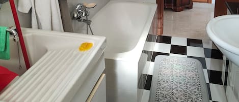 Quarto casal conforto, vista para o jardim | Banheiro | Secador de cabelo, toalhas de banho, sabonete, shampoo