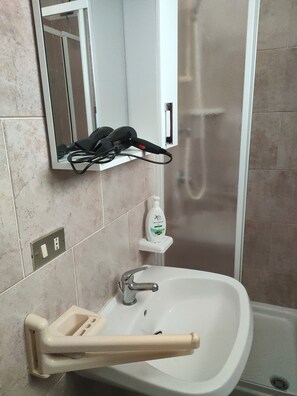Classic Double or Twin Room, Garden View | Bathroom | Hair dryer, towels, soap, shampoo