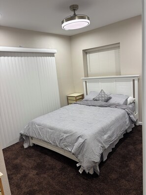 2 عدّة غرف نوم ومكواة/لوح كي وواي فاي وملاءات أسرّة