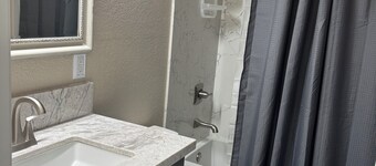 Enchanting 2-bedroom house with AC in Roseville