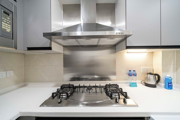 Superior Apartment, 1 Queen Bed, Kitchen, City View | Private kitchen