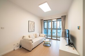 高級公寓, 1 張加大雙人床, 廚房, 城市景 | 客廳 | 55 吋智能電視連有線電視頻道