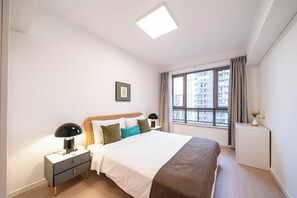 Apartamento superior, 1 cama Queen, cozinha, vista para a cidade | Banheiro | Chinelos 