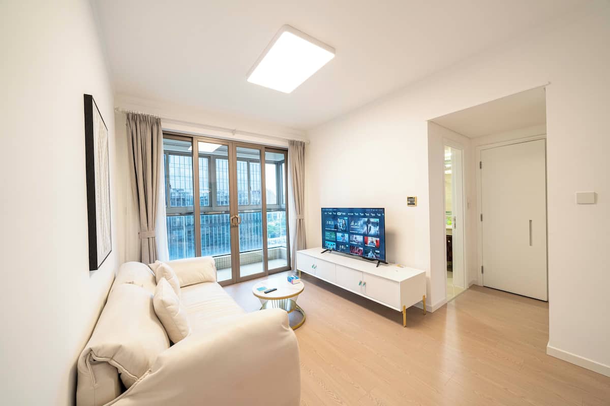 Superior Apartment, 1 Queen Bed, Kitchen, City View | Living room