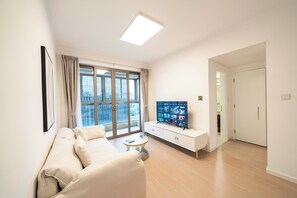 Superior-Apartment, 1 Queen-Bett, Küche, Stadtblick | Wohnzimmer | 55-Zoll-Smart-TV mit Kabelempfang