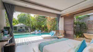 Een moderne slaapkamer met een groot bed, uitzicht op een zwembad en een schuifdeur naar een terras met loungebedden en een cabana.
