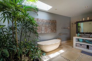 Dusj, hårføner, håndklær og såpe