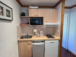 Kjøleskap, mikrobølgeovn, kokeplater og kaffetrakter/tekoker