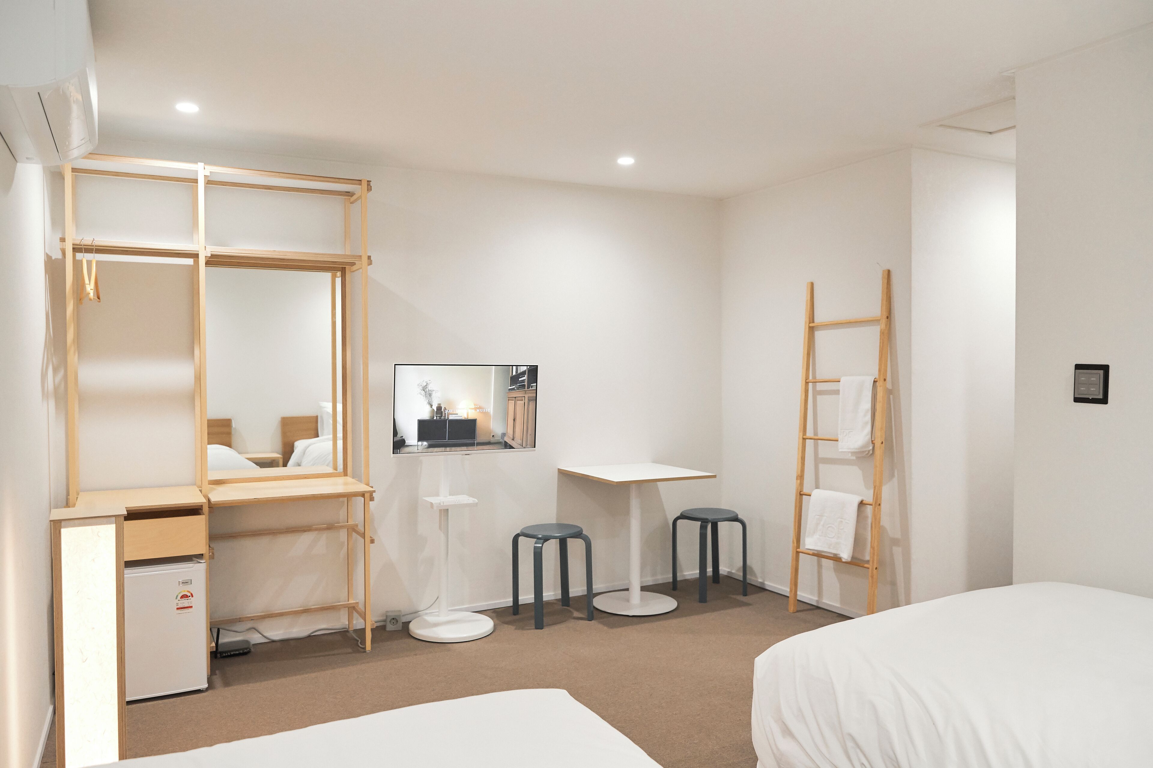 Deluxe Twin Room, Multiple Beds, Non Smoking | Desk, laptop workspace, free WiFi