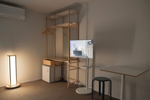 Deluxe Twin Room, Berbilang Katil, Non Smoking | Meja, ruang kerja komputer riba, Wi-fi percuma 