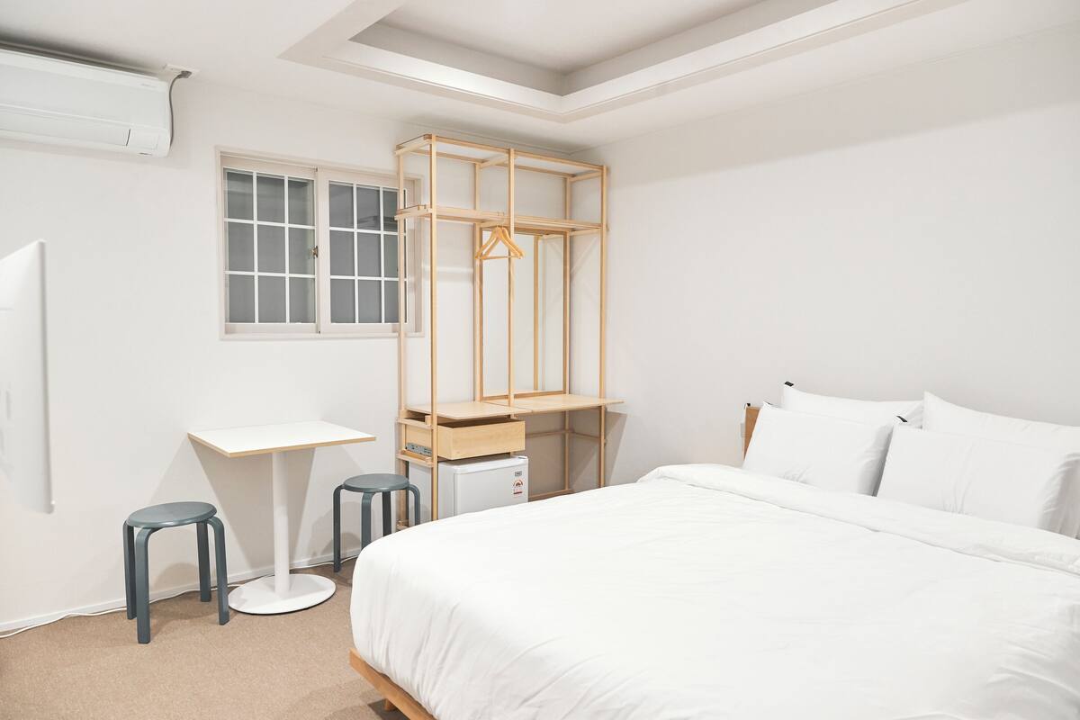 Habitación doble estándar, 1 cama Queen size, para no fumadores | Escritorio, espacio para trabajar con laptop y wifi gratis