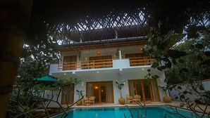 A two-story house with a swimming pool, outdoor seating, and a balcony. - Cozy Beach Talalla  (Talalla)