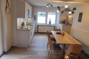 Private kitchen - 🏡 Gästehaus am Bahnhof Norddeich - Cozy apartment on the first floor (Norden)