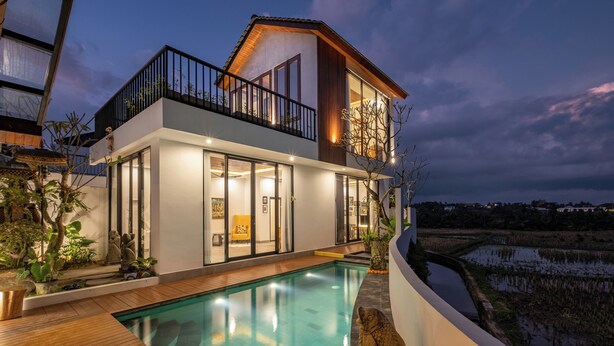 A modern two-story house with a swimming pool, large windows, and a balcony. - Villa Temple Tree By Soobali - UBUD (Ubud)