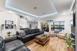 Televisión, chimenea, videojuegos y oficina 