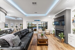 Téléviseur, foyer, jeux vidéo, bureau