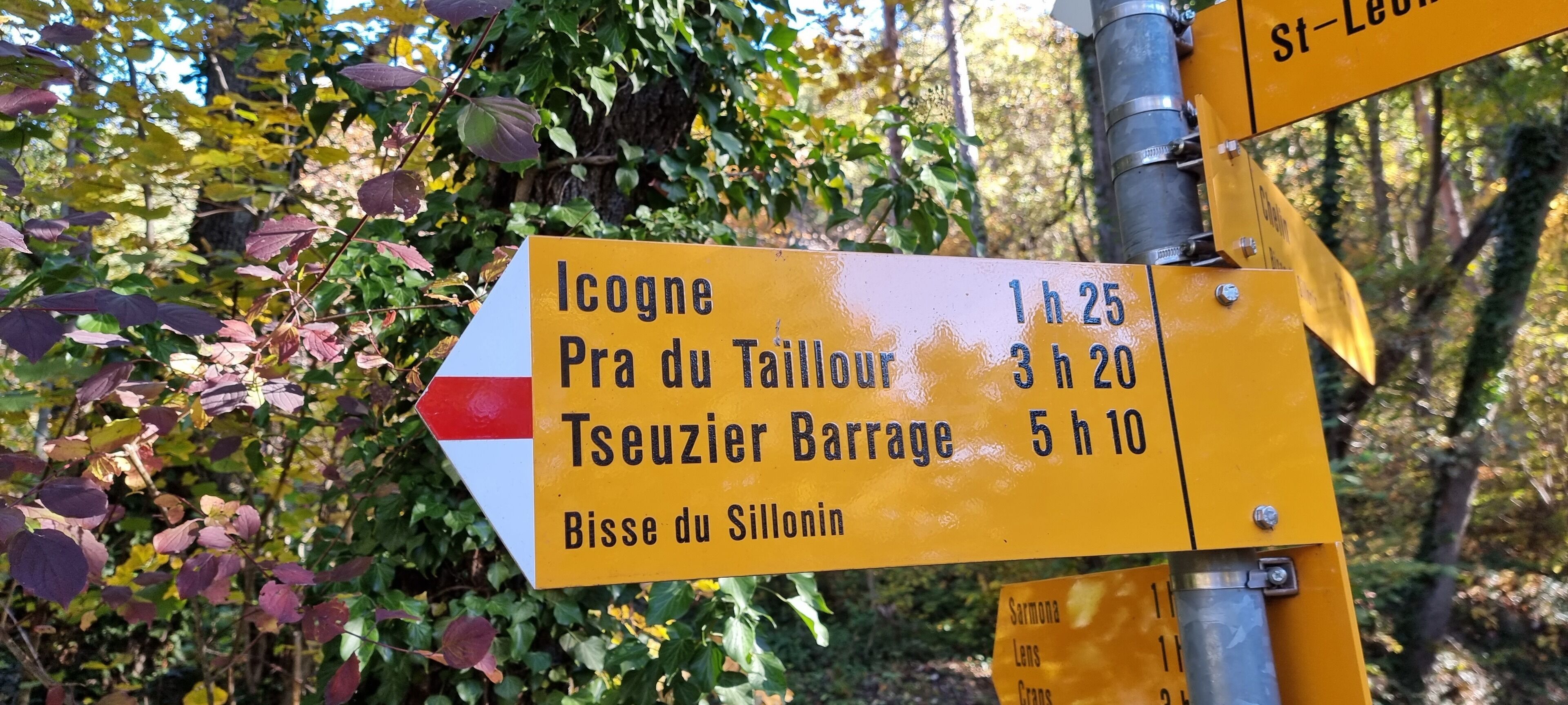 Un panneau de signalisation indiquant les directions et les distances.