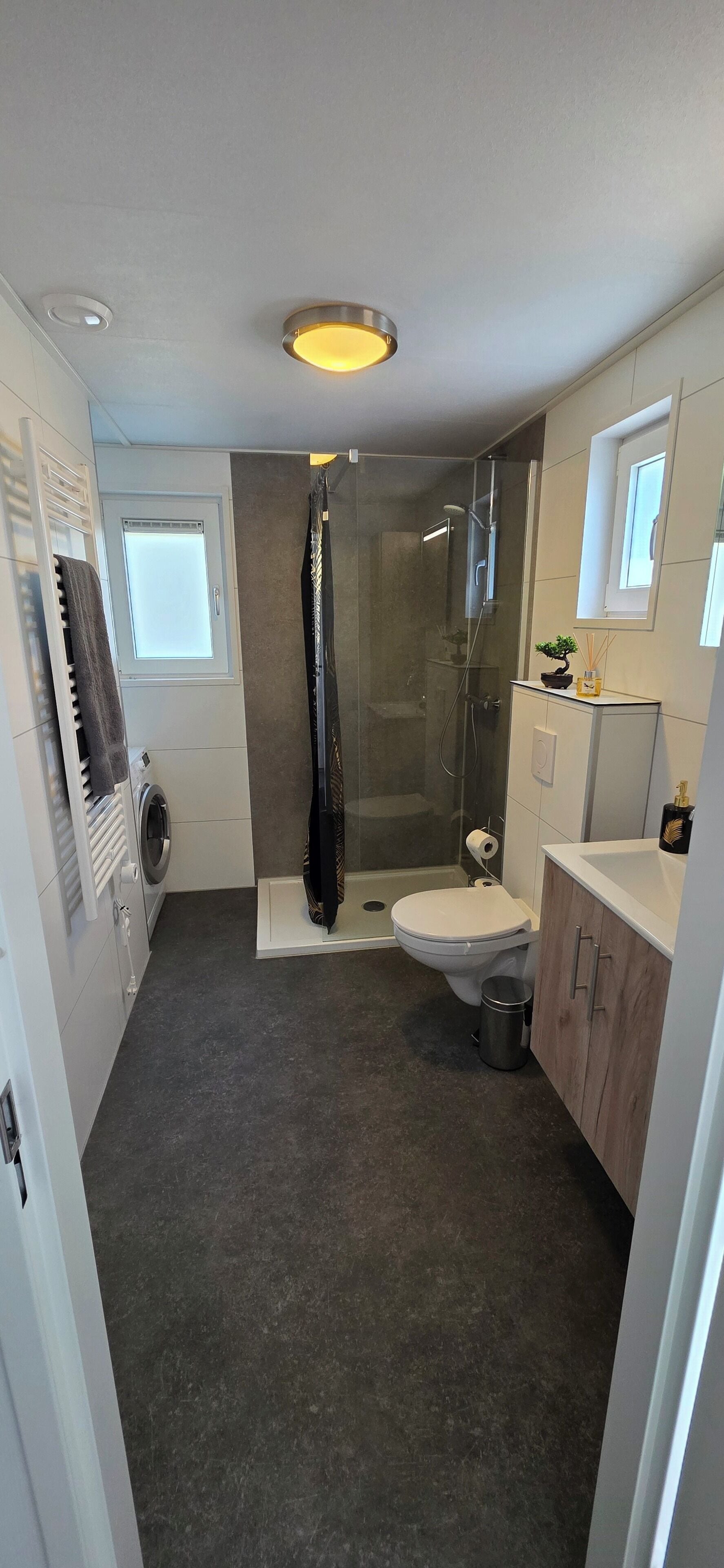 Douche, sèche-cheveux, serviettes fournies, papier toilette