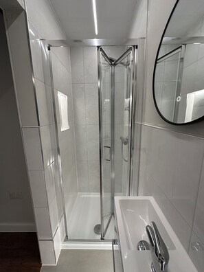 Double Room | Bilik Mandi | Kelengkapan dandanan diri percuma, pengering rambut, tuala disediakan 