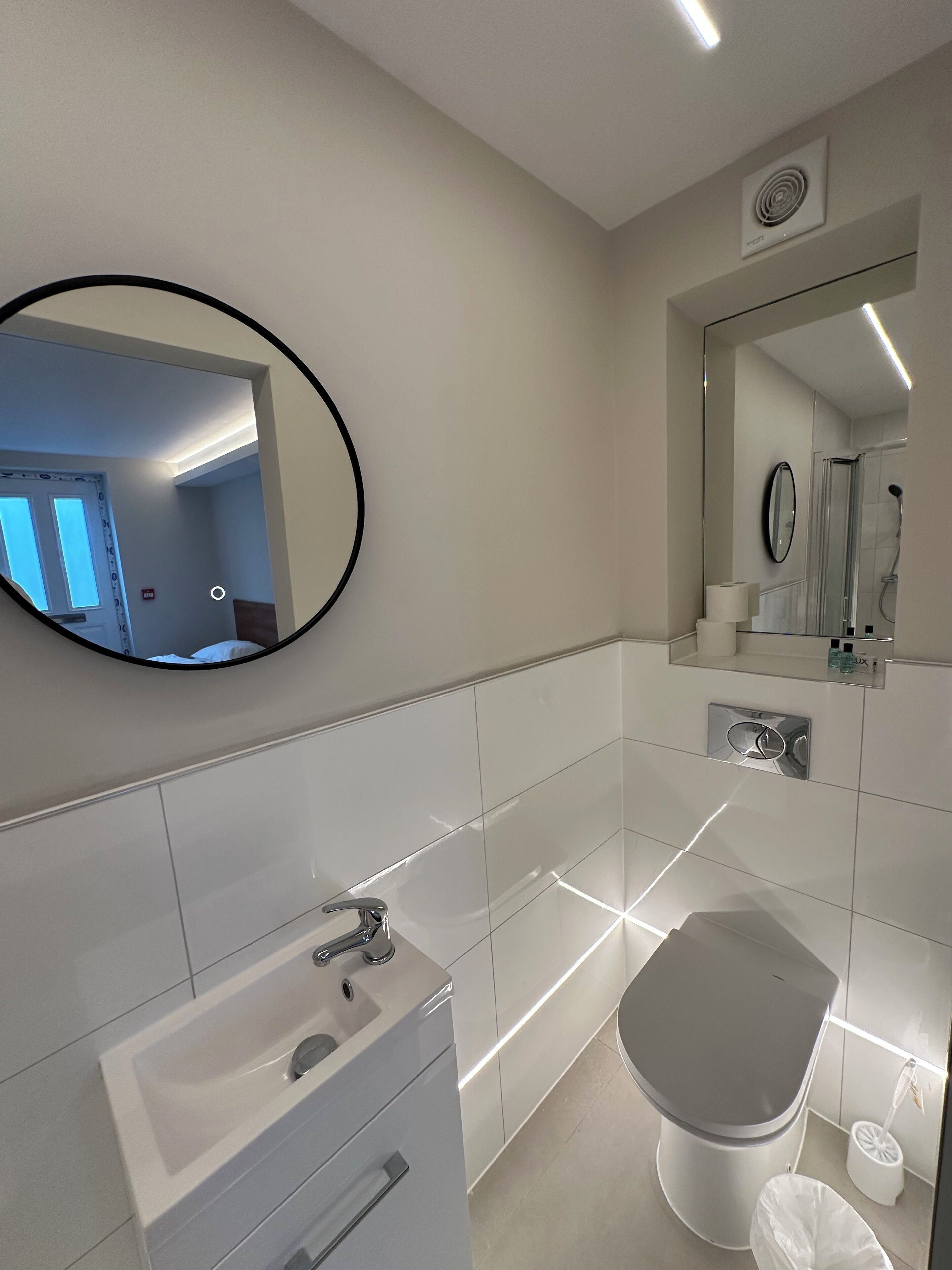 Habitación individual | Baño | Artículos de higiene personal gratuitos, secador de pelo y toallas