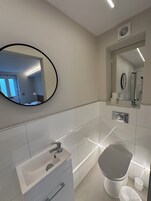 Single Room | Bathroom | Free toiletries, hair dryer, towels, soap