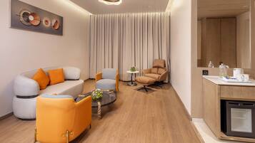 Ropa de cama de alta calidad, minibar y escritorio