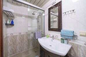 ซูพีเรียอพาร์ทเมนท์, 1 ห้องนอน, ห้องครัว, วิวเมือง | ห้องน้ำ | รองเท้าสวมภายในห้อง