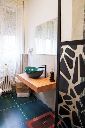 Een douche, een haardroger, een bidet, handdoeken