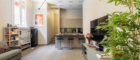 公寓, 1 張加大雙人床及 1 張梳化床 | 客廳 | 30 吋電視連衛星電視頻道