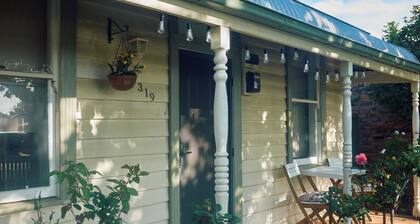 A central and quiet cosy cottage - the perfect stay for pets and families