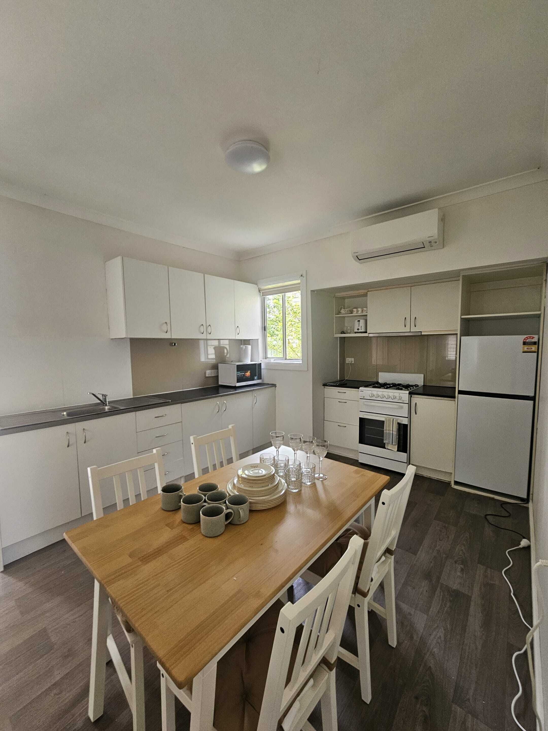 ثلاجة، ميكرو ويف، فرن، موقد طهي مسطح