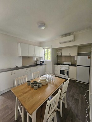 ثلاجة، ميكروويف، فرن، موقد طهي مسطح