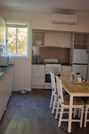 Geladeira, micro-ondas, fogão, cooktop