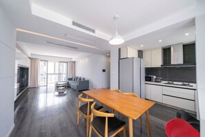 Appartamento Superior, 3 camere da letto, cucina, vista città | Soggiorno | Smart TV 55 pollici con canali via cavo