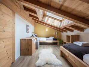 6 bedrooms, desk, iron/ironing board, travel cot