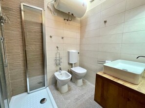 Villa, 2 chambres, balcon, vue sur le jardin | Salle de bain