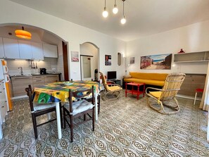 Villa, 2 habitaciones, balcón, vista al jardín | Sala de estar