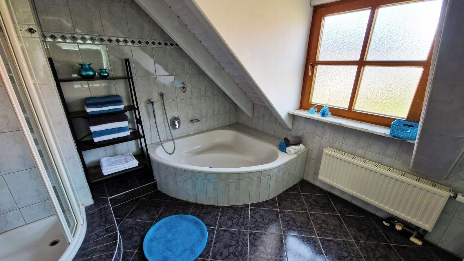 Haartrockner, Handtücher, Seife, Toilettenpapier