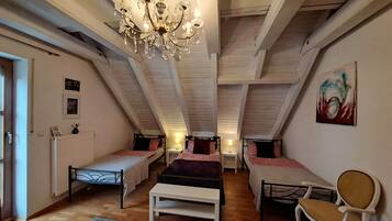 3 bedrooms, iron/ironing board, WiFi, bed sheets