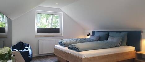 2 عدّة غرف نوم ومكواة/لوح كي وواي فاي وملاءات أسرّة