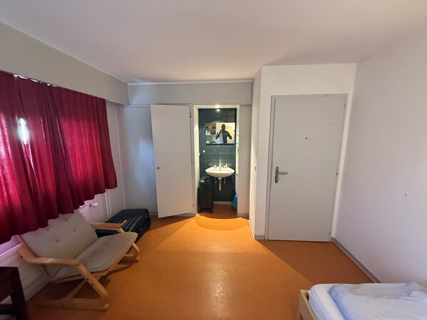 Living room - Room-beautiful Room for a Short Stay (Neuchatel)