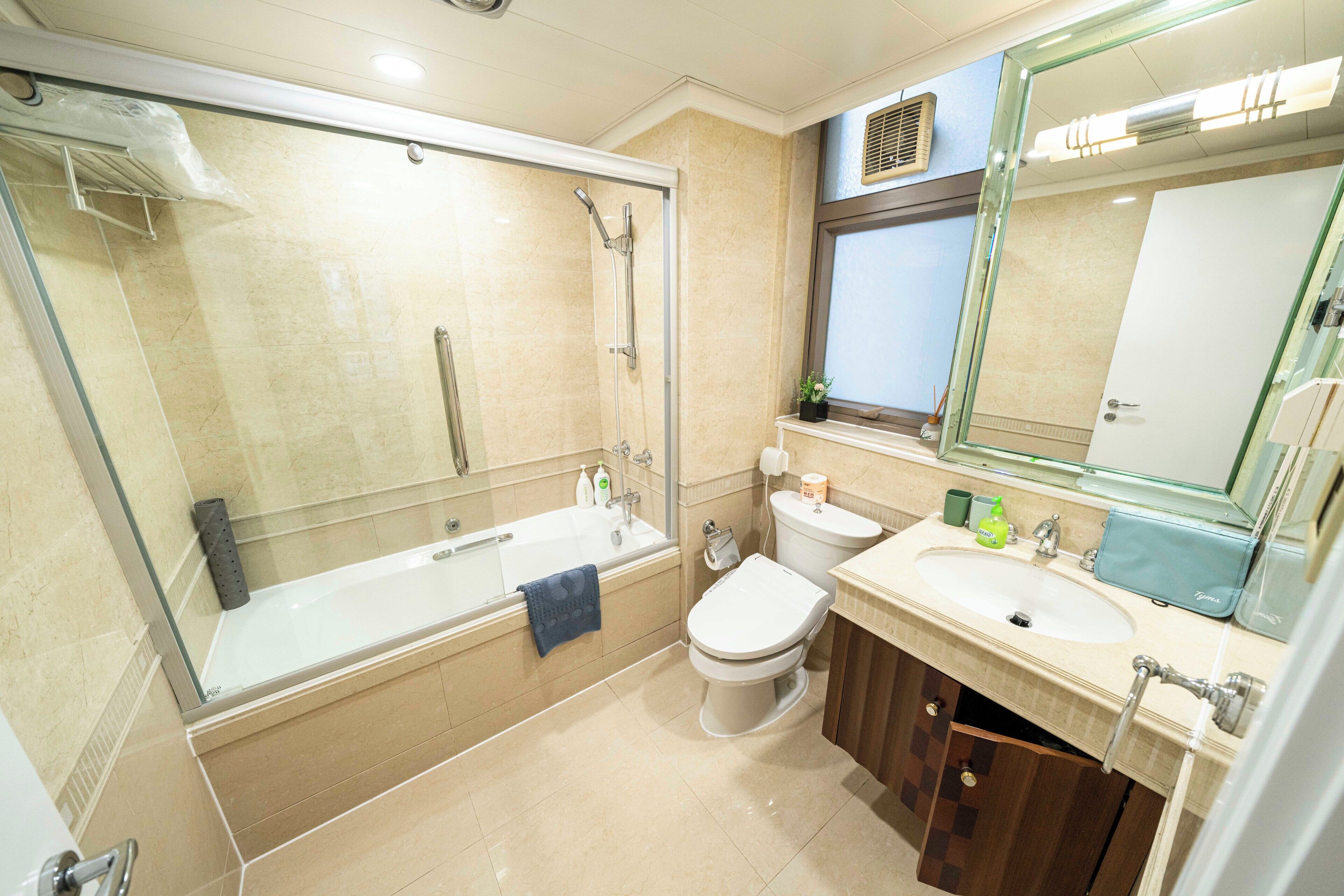 Appartement Supérieur, 1 chambre, cuisine, vue ville | Salle de bain | Chaussons