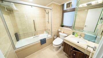 Apartemen Superior, 1 kamar tidur, dapur, pemandangan kota | Kamar mandi | Sandal