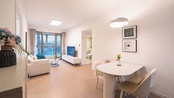 Apartamento superior, 1 quarto, cozinha, vista para a cidade | Sala de estar | Smart TV 55 polegadas com canais a cabo