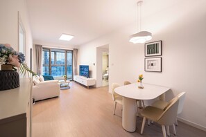 スーペリア アパートメント 1 ベッドルーム キッチン シティビュー | リビングルーム | 55 インチのスマートテレビ (ケーブル放送視聴可)