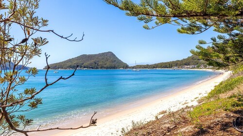Capri Blue 2, 88 Tomaree Rd - stunning townhouse with Wi-Fi, Air Con