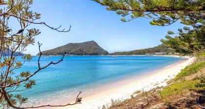 Capri Blue 2, 88 Tomaree Rd - stunning townhouse with Wi-Fi, Air Con