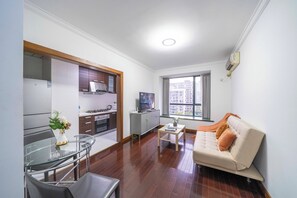 Appartamento Superior, 1 camera da letto, cucina, vista città | Soggiorno | Smart TV 55 pollici con canali via cavo