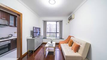高级公寓, 1 间卧室, 厨房, 城市景观 | 客厅 | 55-英寸智能电视(配备有线频道)